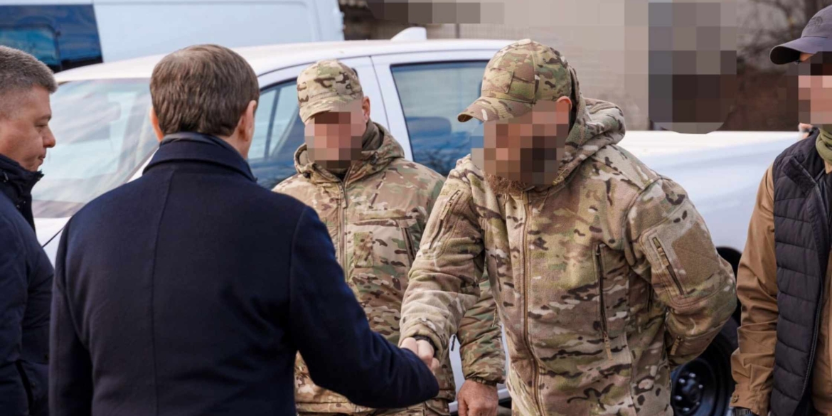 Захисникам передали з Вінниці ще два пікапи, спеціалізоване авто та розвідувальні дрони