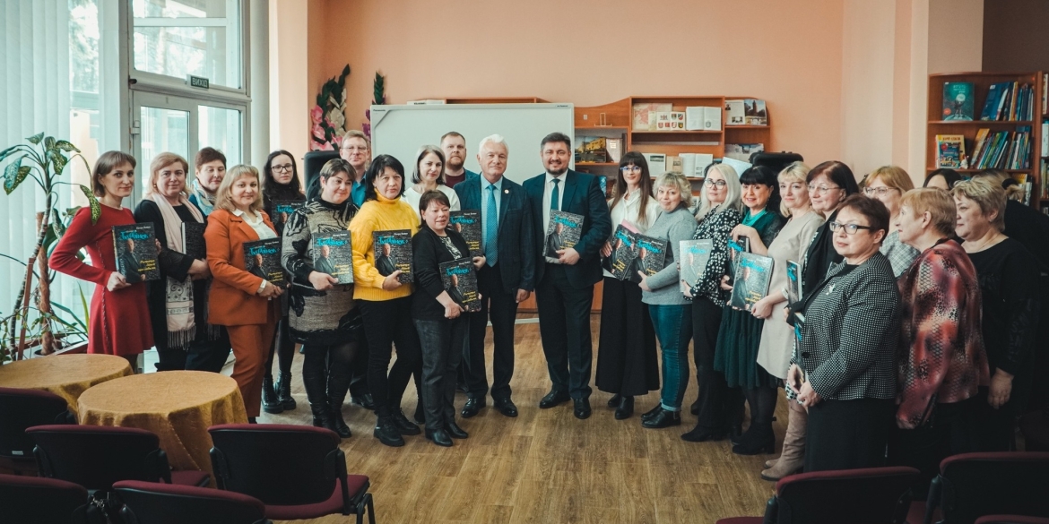 Закладам культури у Вінниці передали примірники нової книги Петра Бойка
