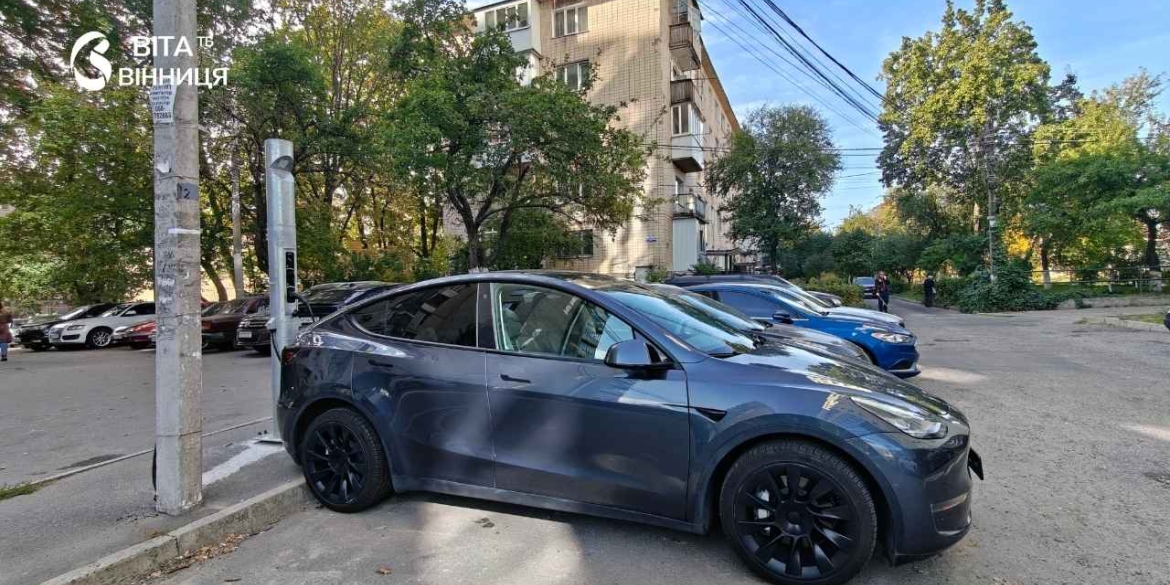 Замість подовжувачів із вікон у вінницьких дворах з'явилися зарядки для електромобілів
