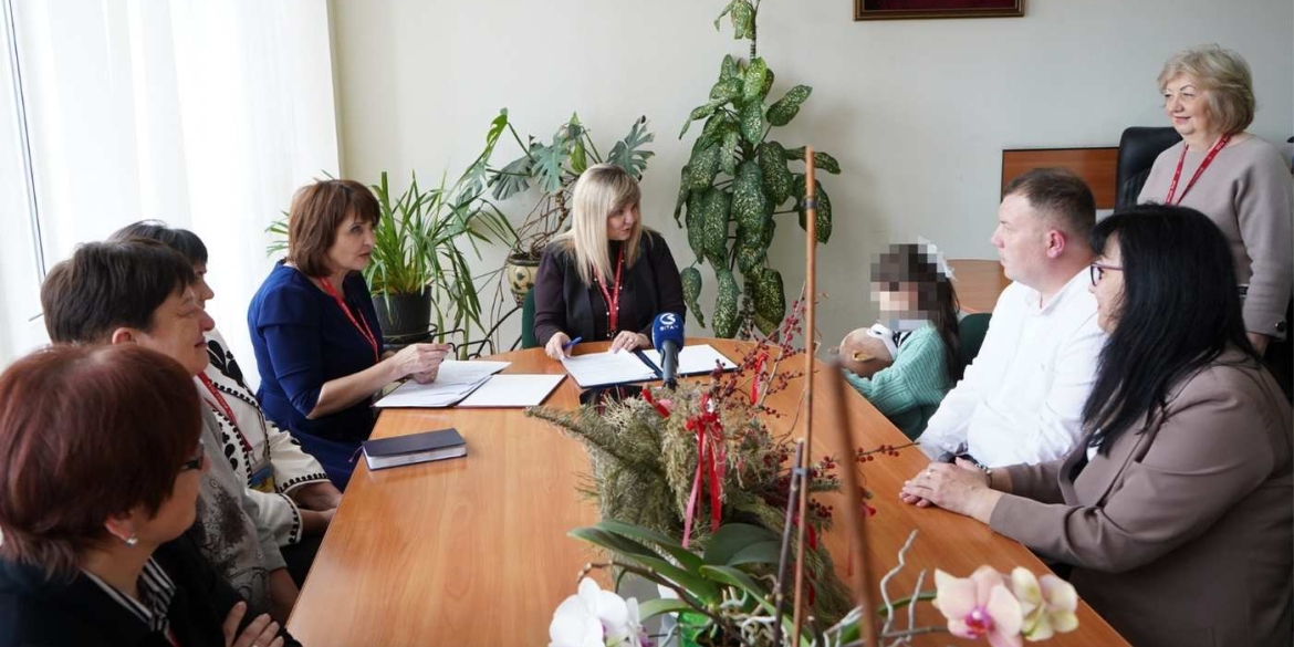 Замість стін притулку — тепло родини восьмирічна Богдана знайшла новий дім у Вінниці