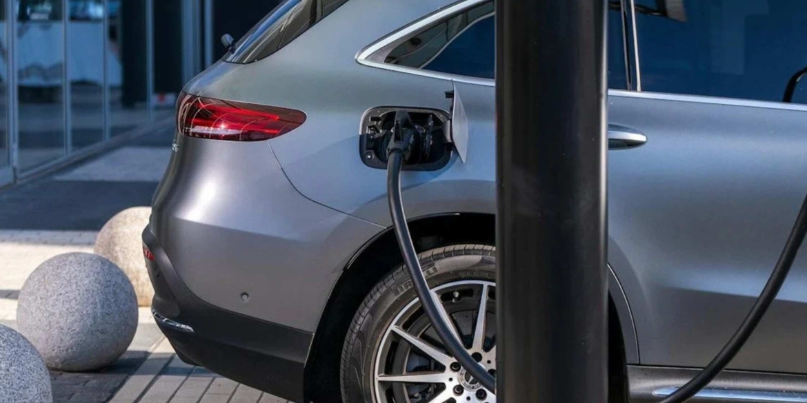 Зарядка електромобіля з вікна квартири енергетики попередили про небезпеку