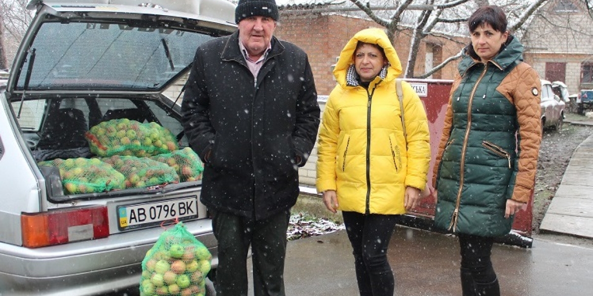 Житель Калинівки передав українським захисникам півтонни яблук