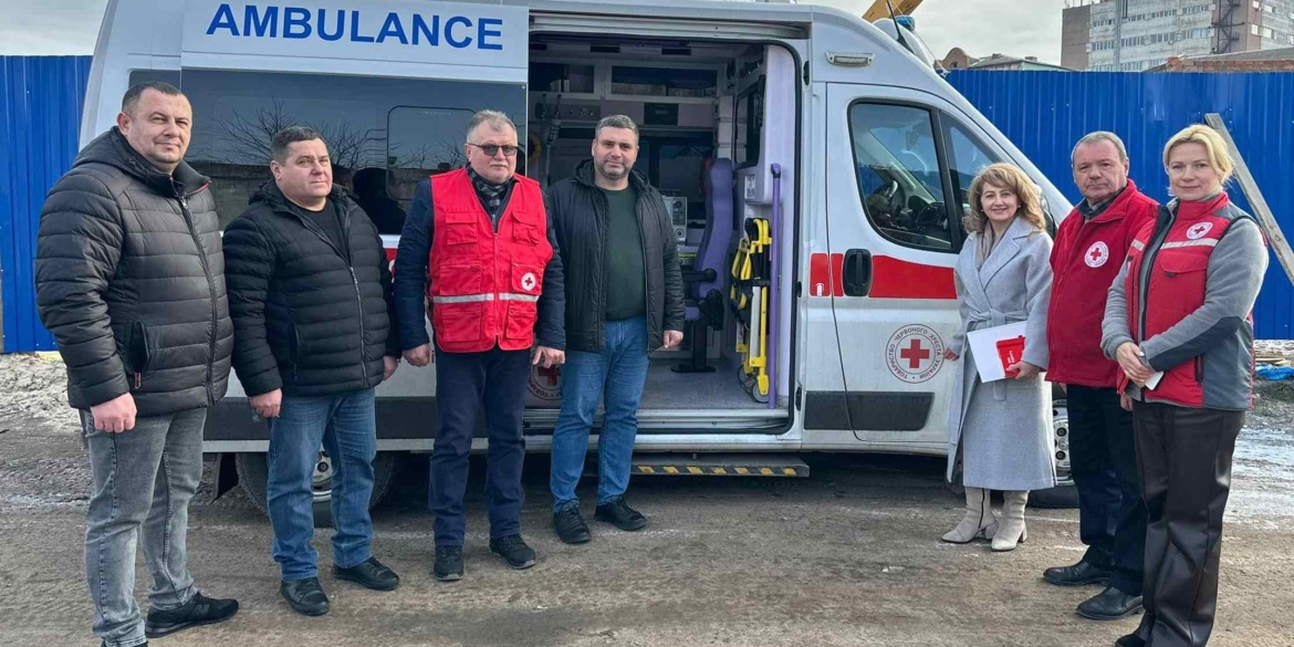 Жмеринські медики отримали від Червоного Хреста спецавтомобіль