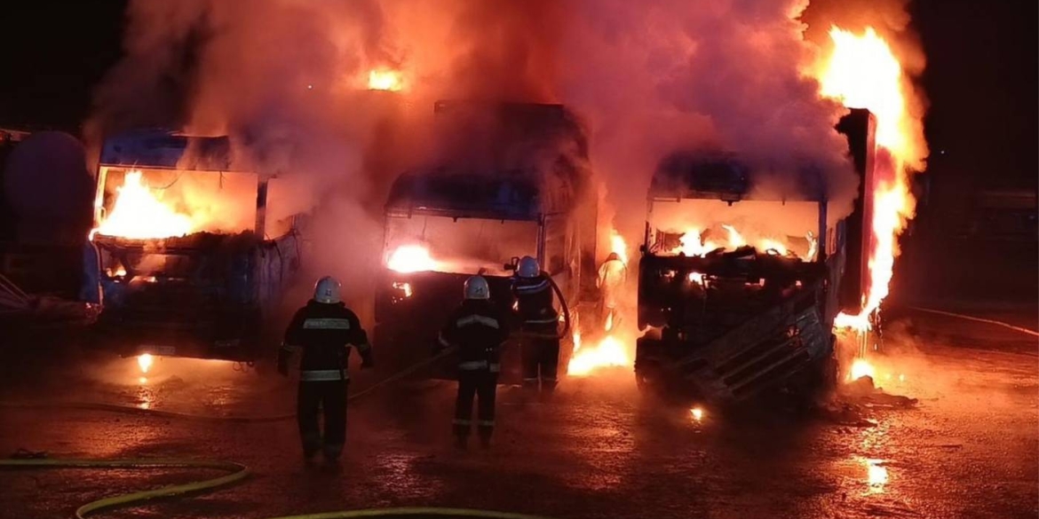 Згоріли вщент три вантажівки пожежа сталась на території підприємства на Вінниччині