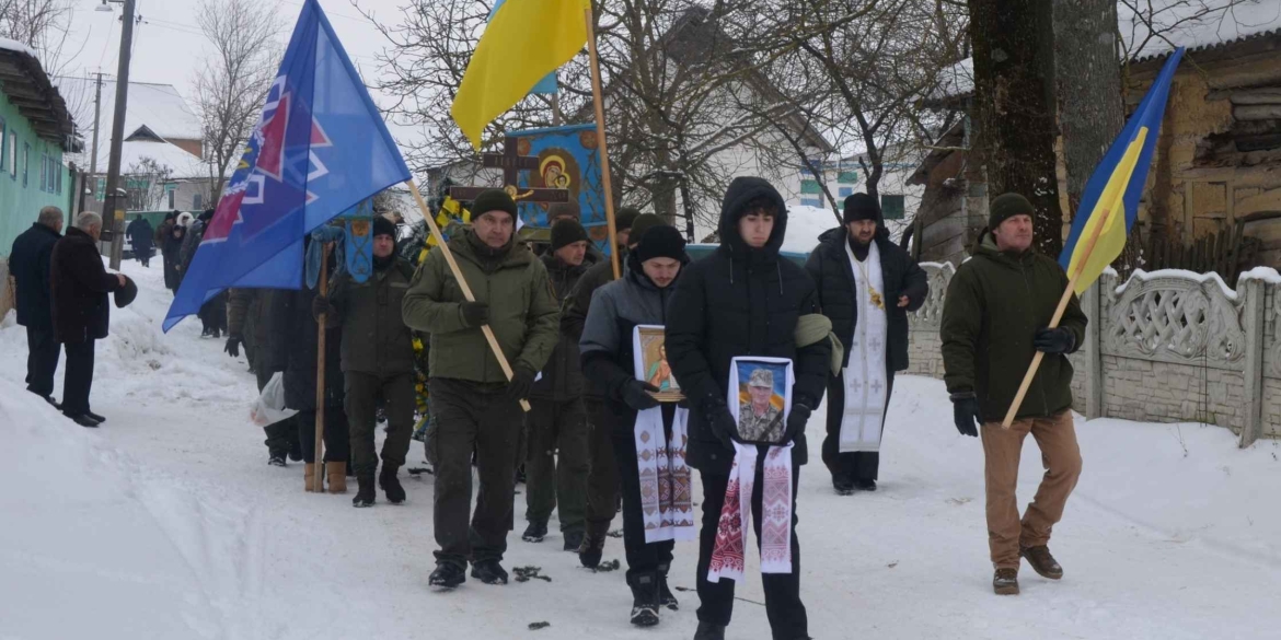 Жителі Літинської громади проводжали “живим коридором” солдата-земляка