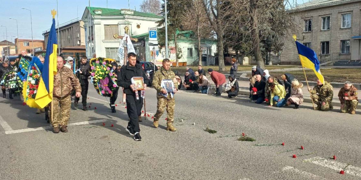 Жителі Немирівської громади попрощалися з молодим Героєм-захисником