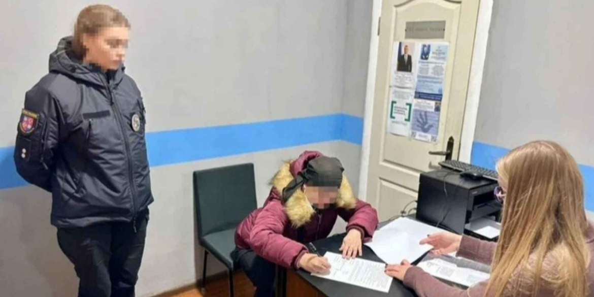 Живе у своєму світі староста села на Вінниччині розповіла про матір, чий син помер від голоду