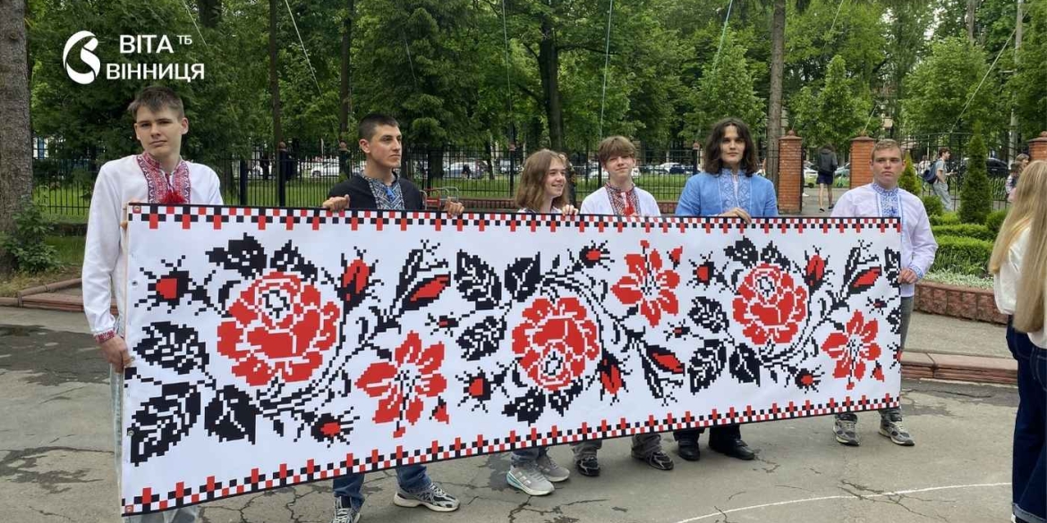 Живі символи й автентичний спів у Вінницькому технічному коледжі відбулася акція до Дня вишиванки