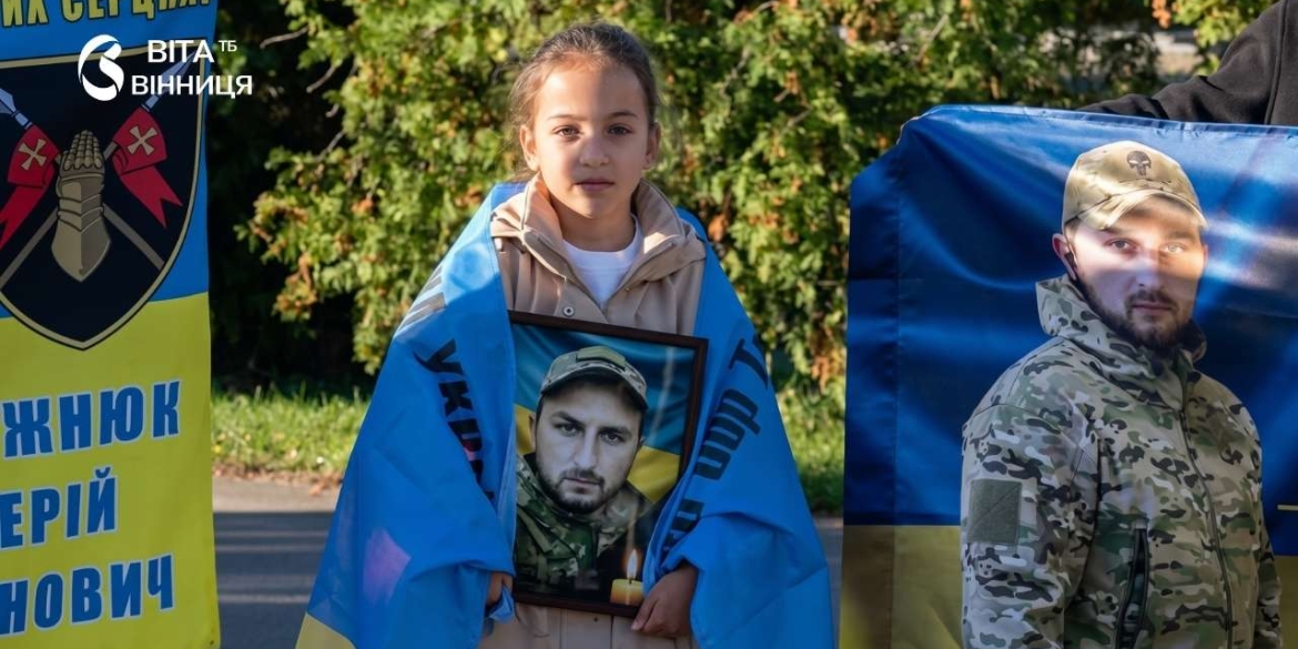 Зі світлинами загиблих рідних на перехресті як вінничани долучилися до хвилини мовчання