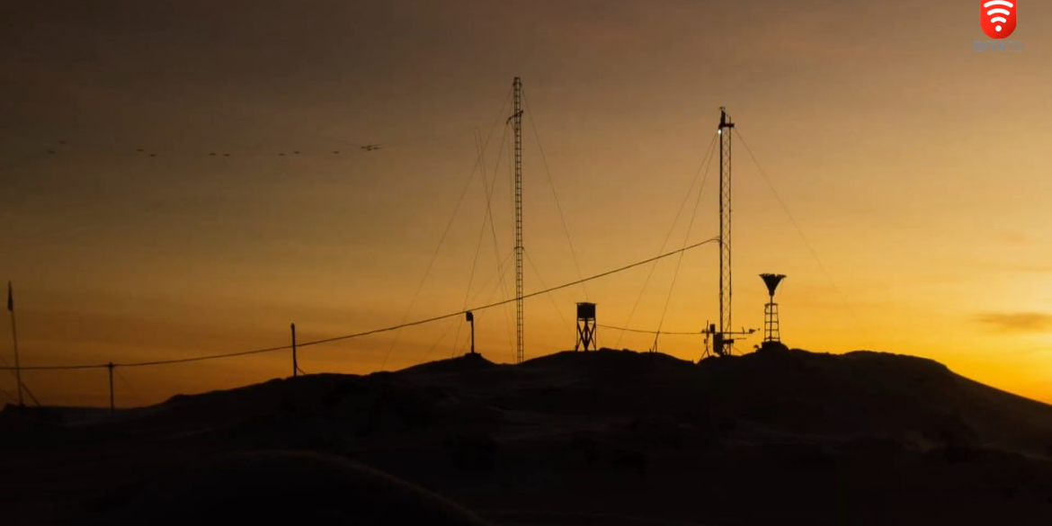 Зимові світанки: науковці поділилися знімками барвистого неба над арктичною станцією «Вернадський»