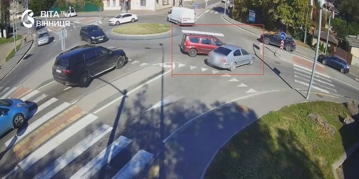 Зіткнення двох авто в центрі Вінниці потрапило на камери спостереження