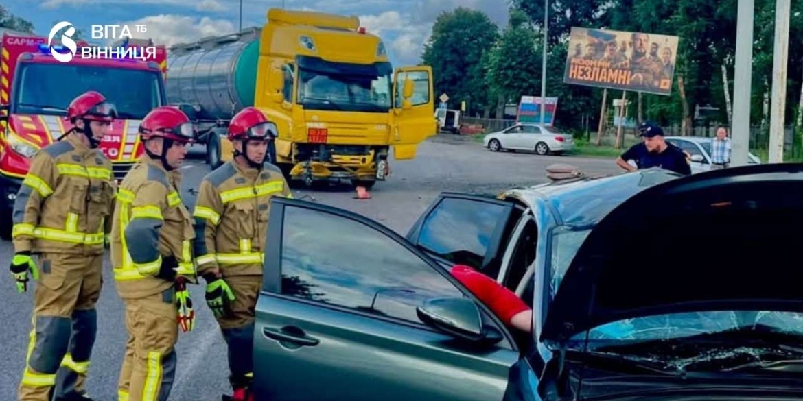 Зіткнення легковика з вантажівкою забрало життя двох людей на Вінниччині