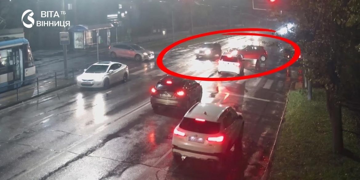 Зіткнулись автомобілі Skoda і Toyota на перехресті Хмельницького шосе та Трамвайної у Вінниці