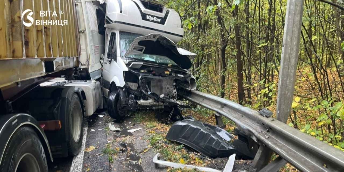 Зіткнулись два легковики та дві вантажівки на об'їзній під Вінницею сталася масштабна аварія