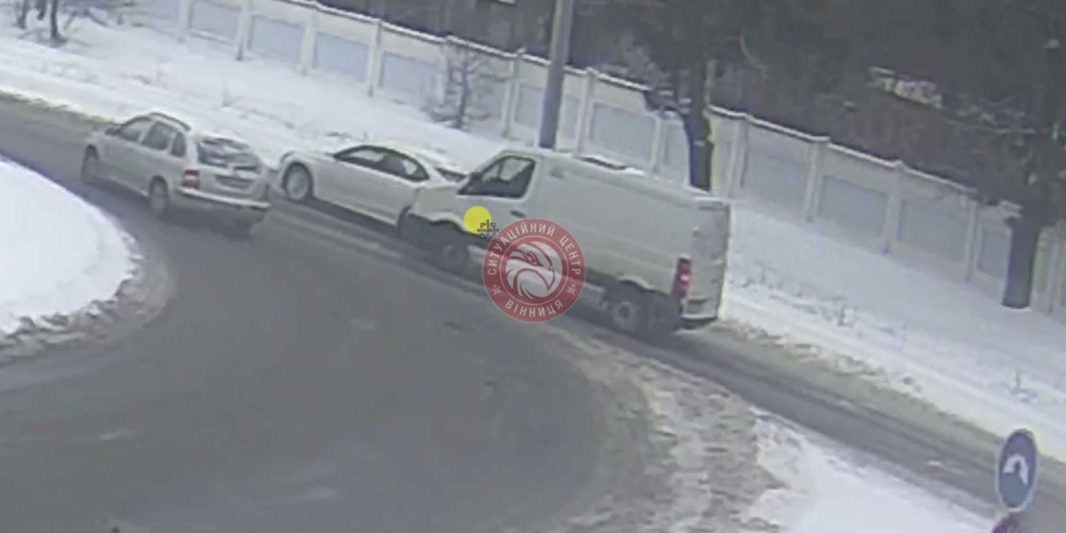 Зіткнулися два автомобілі у Вінниці на вулиці Київській