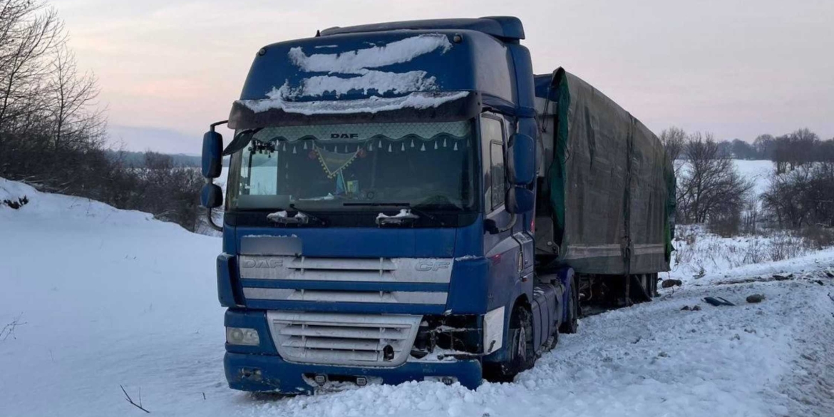 Зіткнулися вантажівка та легковик на автодорозі в Гайсинському районі