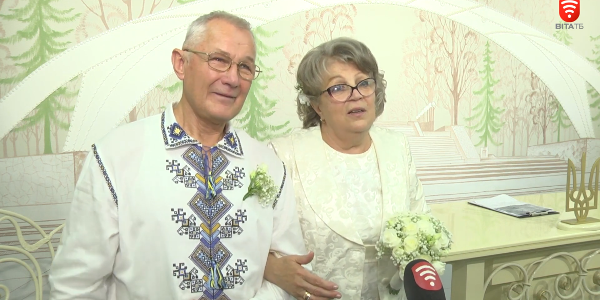 Знову стали на рушник: у Вінниці пара побралась вдруге на 50-ту річницю весілля
