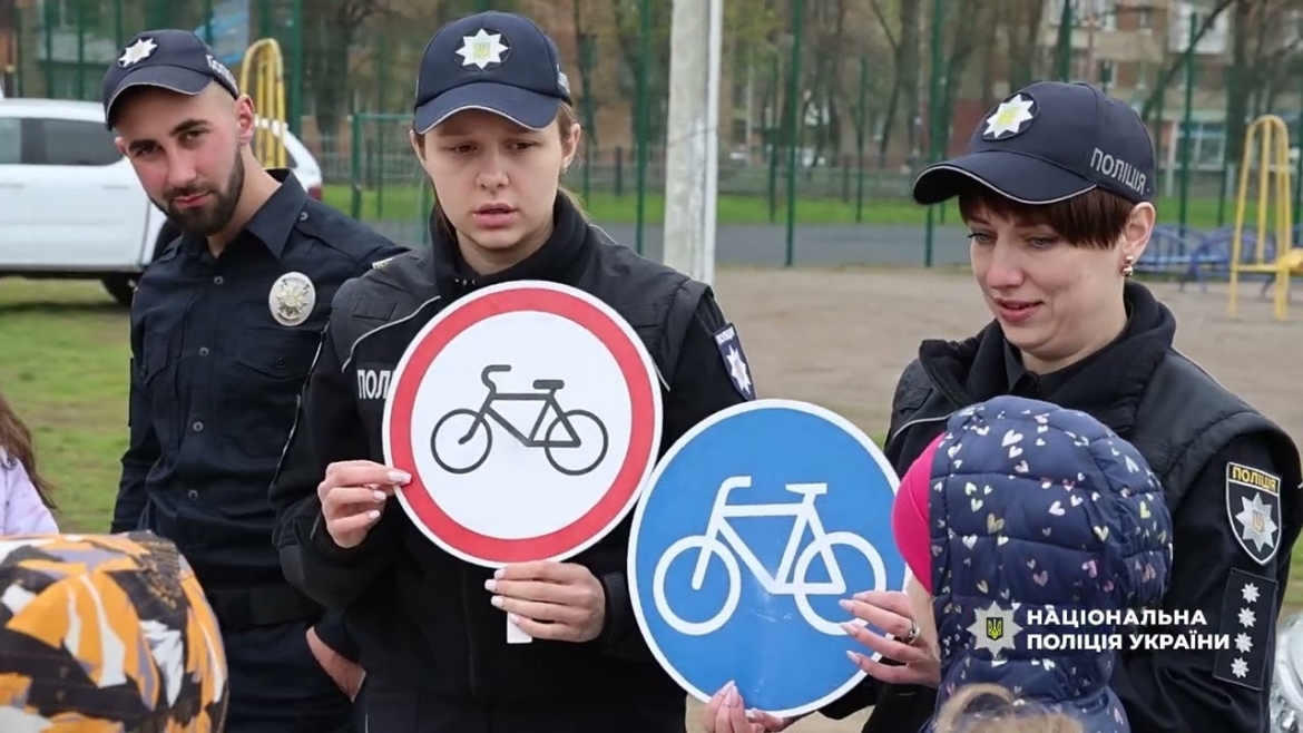 Embedded thumbnail for Кінологи, вибухотехніки й спецспорядження: вінницькі ліцеїсти опановували правила виживання