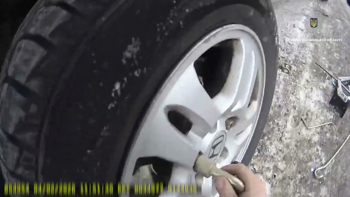 Embedded thumbnail for На вінницькій трасі поліцейський допоміг водійці, у якої зламалось авто