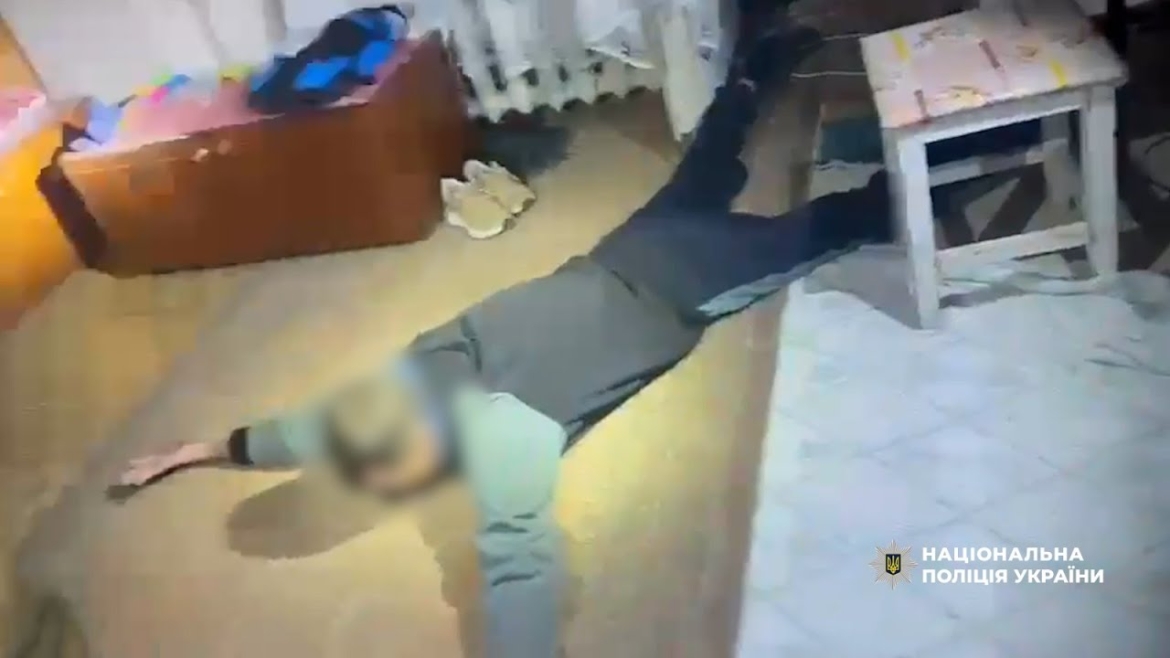 Embedded thumbnail for Рецидивіст зі стартовим пістолетом за вечір пограбував дві вінницькі кав'ярні