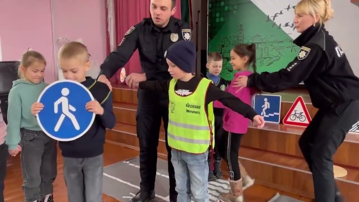 Embedded thumbnail for У Вінниці поліцейські влаштували пізнавально-профілактичний захід для школярів