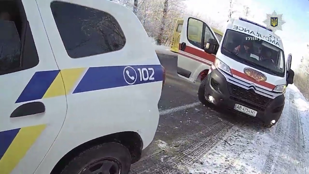 Embedded thumbnail for На Вінниччині в кювет злетіло авто з пораненим військовим і його дружиною