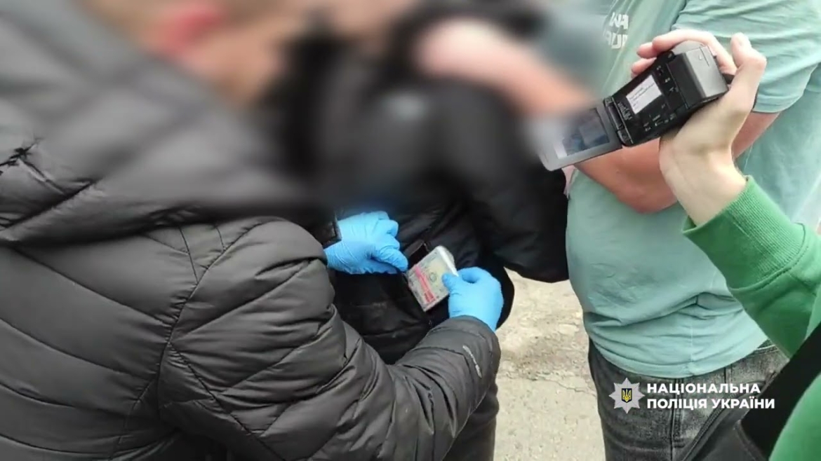 Embedded thumbnail for Вінничанин обіцяв незаконний перетин кордону чоловікам призовного віку
