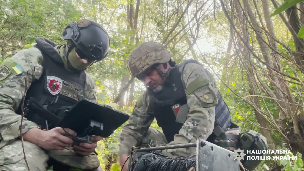 Embedded thumbnail for На Вінниччині вибухотехніки знищили бойову частину російського безпілотника