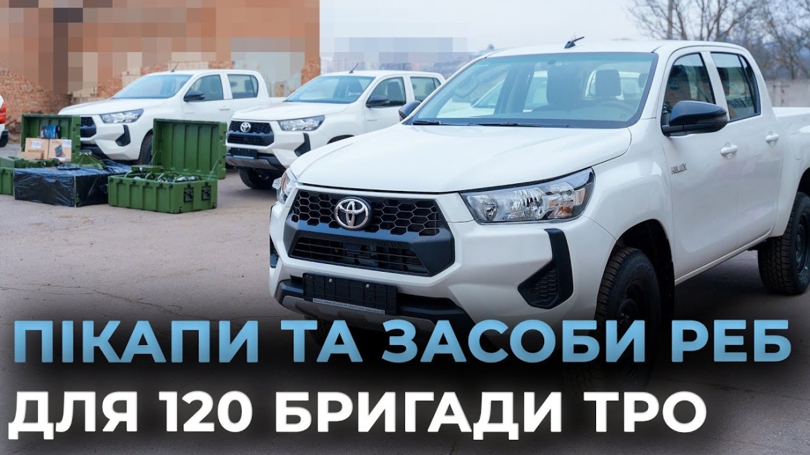 Embedded thumbnail for Вінницька громада передала п’ять пікапів та РЕБ для 120 бригади ТрО