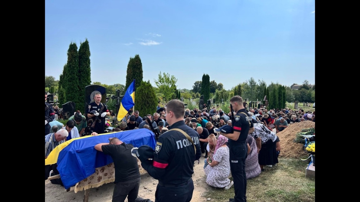 Embedded thumbnail for Мав скоро стати батьком: Турбів провів в останню путь майора поліції, який загинув на Добропіллі