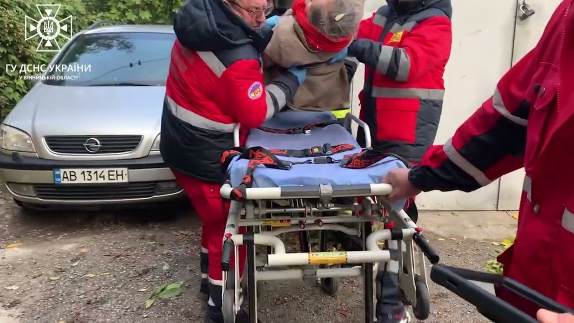 Embedded thumbnail for Рятувальники у Вінниці витягли з триметрової ями літню жінку