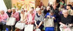 Дитячі пісні проти самотності: зворушливий візит ліцеїстів та волонтерів до будинку самотніх стареньких