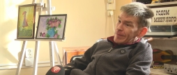 Вінничанин Артем Малаховський пише картини, тримаючи пензлик в зубах, та мріє стати народним художником