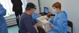 COVID-19: у Ямполі почали вакцинувати медиків