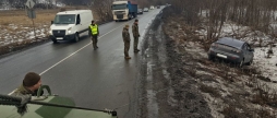 Калинівські нацгвардійці допомогли донеччанам, чиє авто злетіло з дороги