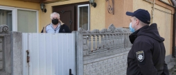 Поліцейські перевіряють, чи дотримуються вінничани, хворі на  COVID-19,  самоізоляції