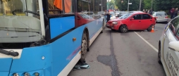 У Вінниці на вулиці Ватутіна зіштовхнулись 5 авто, мопед та тролейбус – є постраждалі
