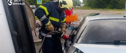 Авто зіткнулися під Вінницею рятувальники визволяли постраждалу з понівеченої машини