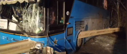 Автобус “Могилів-Подільський — Варшава” зіткнувся з відбійником
