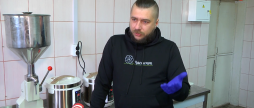 Бадьорить краще кави та зміцнює імунітет вінничанин Володимир Скосогоренко виготовляє чорний часник
