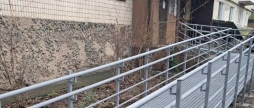 Біля вінницької багатоповерхівки на вулиці А. Первозванного, 2 встановили пандус