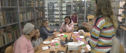 Благодійний майстер-клас вінничани валяли квіти з вовни
