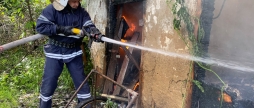 Через необережне поводження з вогнем в Ладижині згоріла будівля