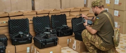 Чергове підсилення прикордонників та бійців 14-ї штурмової бригади НГУ «Червона Калина». Цього разу Вінницька громада у координації з Міжрегіональним координаційним гуманітарним штабом передала захисникам 20 Mavic 3T, 400 FPV-дронів із системами кріплення для скидів та 50 тисяч сухих душів. Безпілотники Mavic 3T на передовій здебільшого використовують саме для розвідки, адже вони оснащені телевізійною камерою, що може «бачити» вночі. Ударні FPV-дрони використовують для ураження живої сили та техніки ворога.