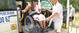 Допомагають маломобільним людям: у Вінниці працює служба перевезень для людей на кріслах колісних