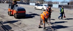 Дорожні бригади охоплюють аварійним ремонтом дедалі більше вулиць Вінниці