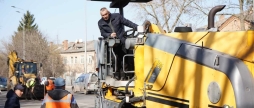 Дорожні служби Вінниці вже переходять від аварійного до сезонного ремонту доріг