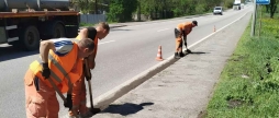 Дорожники Вінницької області розчистили водовідводи та прибордюрні зони