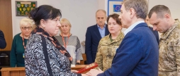 Дружині воїна Миколи Гречуна вручили у Вінниці посмертну відзнаку чоловіка