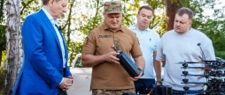 Дві потужні автівки та 200 FPV-дронів передала Вінниця нацгвардійцям